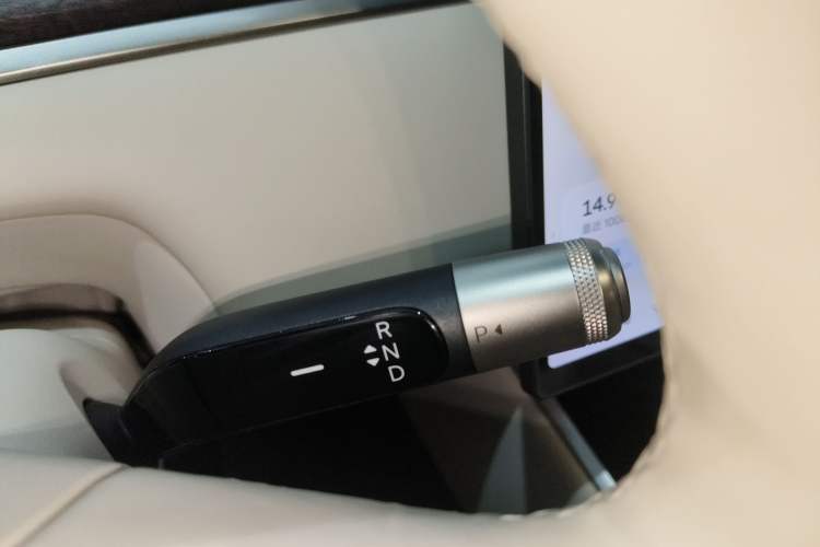 Used ONVO Luxeed L90 2025 Model—Max Six-Seater Version Gear Lever