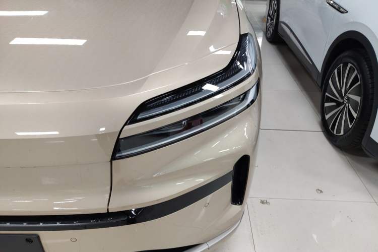 Used ONVO Luxeed L90 2025 Model—Max Six-Seater Version Left Front Headlight
