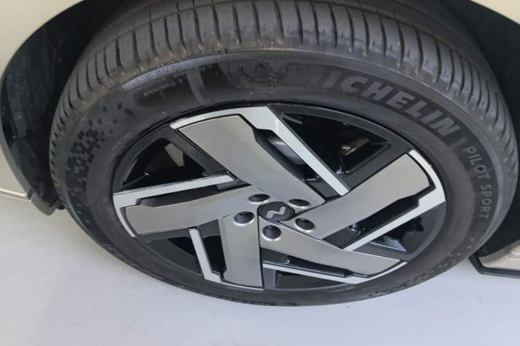 Used ONVO Luxeed L90 2025 Model—Ultra Six-Seater Version Left Front Wheel Hub
