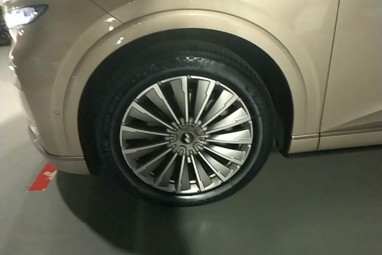 Used ONVO Luxeed L90 2025 Model—Ultra Six-Seater Version Left Front Wheel Hub