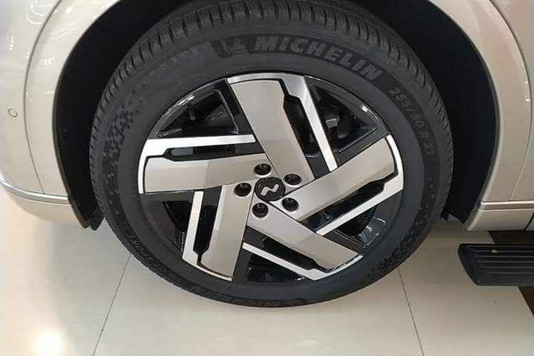 Used ONVO Luxeed L90 2025 Model Max Six-Seater 60-degree Battery Edition Left Front Wheel Hub