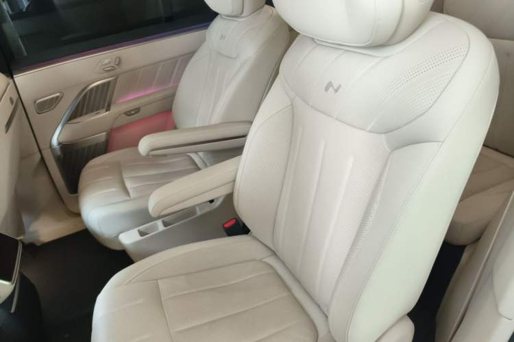 Used ONVO Luxeed L90 2025 Model—Max Six-Seater Version Left Rear Seat