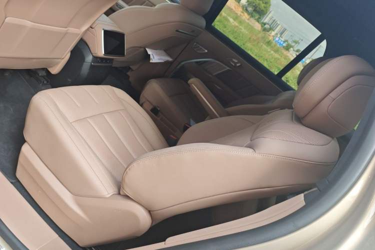 Used ONVO Luxeed L90 2025 Model—Max Six-Seater Version Left Rear Seat