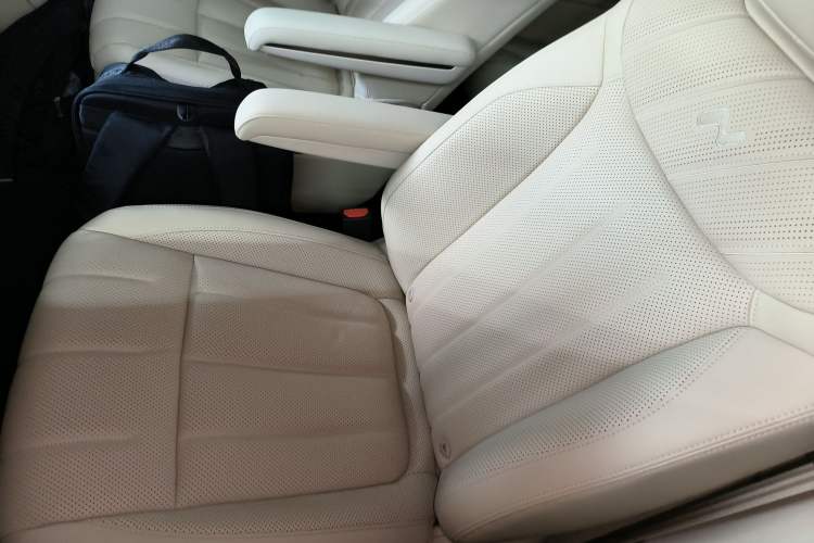 Used ONVO Luxeed L90 2025 Model—Ultra Six-Seater Version Left Rear Seat