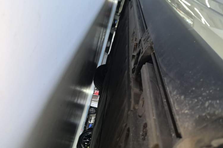 Used ONVO Luxeed L90 2025 Model—Ultra Six-Seater Version Left Side Sill