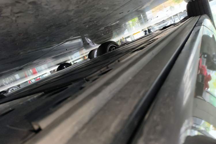 Used ONVO Luxeed L90 2025 Model—Max Six-Seater Version Left Side Sill