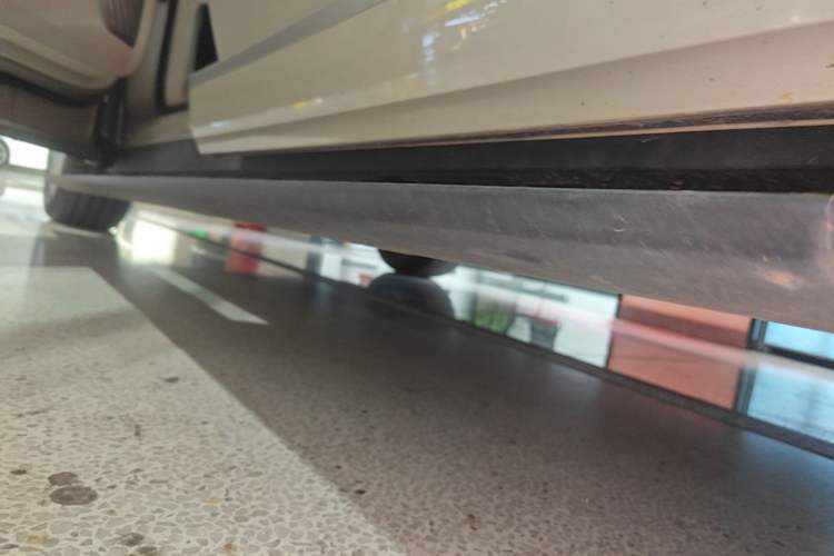 Used ONVO Luxeed L90 2025 Model—Max Six-Seater Version Left Side Sill