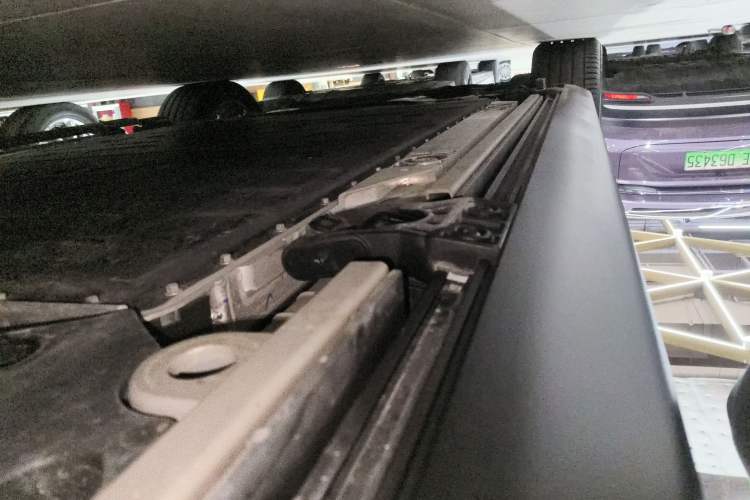 Used ONVO Luxeed L90 2025 Model—Max Six-Seater Version Left Side Sill