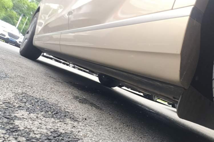 Used ONVO Luxeed L90 2025 Model—Max Six-Seater Version Left Side Sill