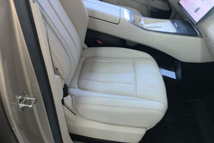 Used ONVO Luxeed L90 2025 Model—Ultra Six-Seater Version Right Front Seat