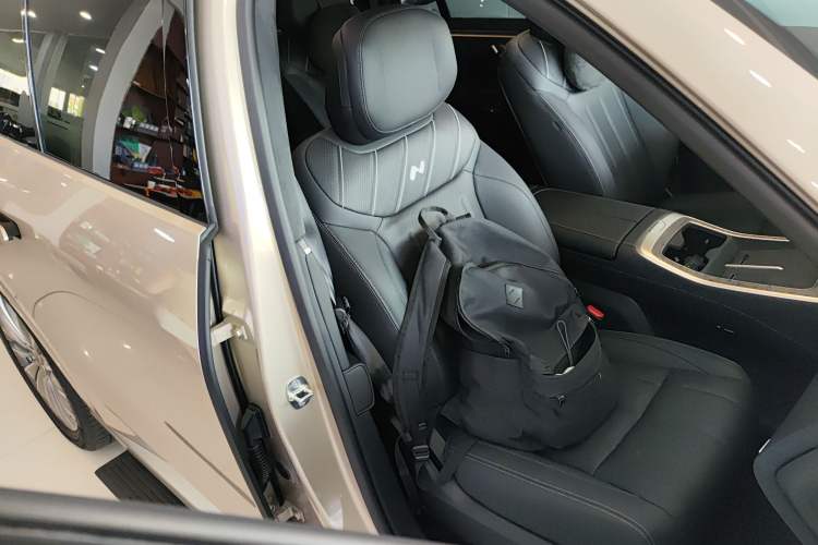 Used ONVO Luxeed L90 2025 Model—Ultra Six-Seater Version Right Front Seat