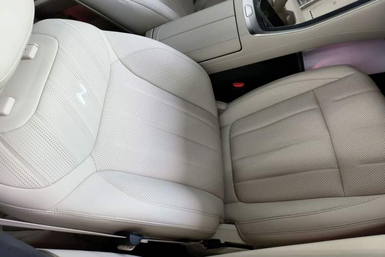 Used ONVO Luxeed L90 2025 Model—Ultra Six-Seater Version Right Front Seat