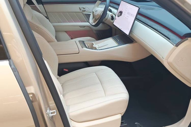 Used ONVO Luxeed L90 2025 Model—Max Six-Seater Version Right Front Seat