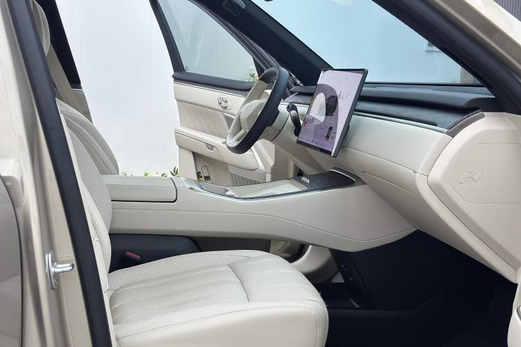 Used ONVO Luxeed L90 2025 Model—Max Six-Seater Version Right Front Seat