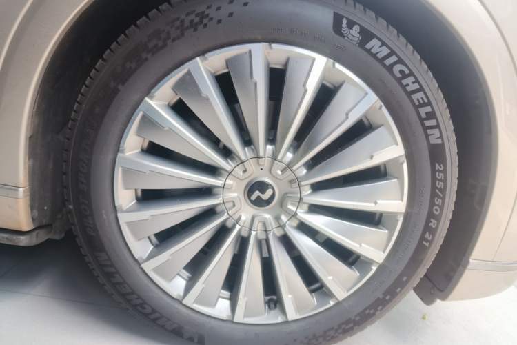 Used ONVO Luxeed L90 2025 Model—Max Six-Seater Version Right Front Wheel Hub