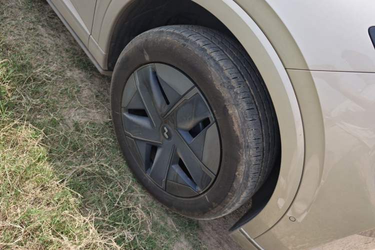 Used ONVO Luxeed L90 2025 Model—Max Six-Seater Version Right Front Wheel Hub