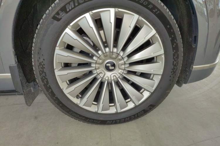 Used ONVO Luxeed L90 2025 Model—Ultra Six-Seater Version Right Front Wheel Hub