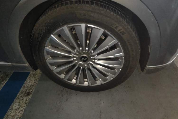 Used ONVO Luxeed L90 2025 Model—Max Six-Seater Version Right Front Wheel Hub