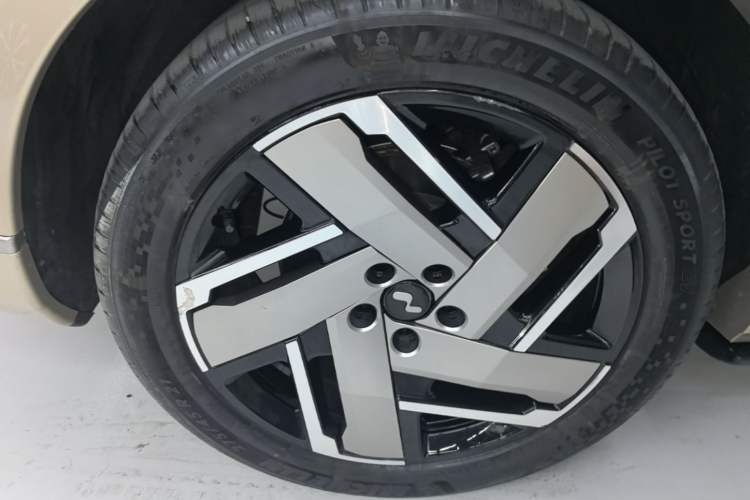 Used ONVO Luxeed L90 2025 Model—Ultra Six-Seater Version Right Rear Wheel Hub