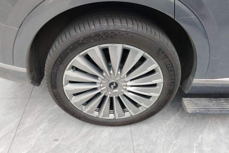 Used ONVO Luxeed L90 2025 Model—Ultra Six-Seater Version Right Rear Wheel Hub