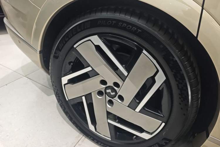 Used ONVO Luxeed L90 2025 Model—Ultra Six-Seater Version Right Rear Wheel Hub