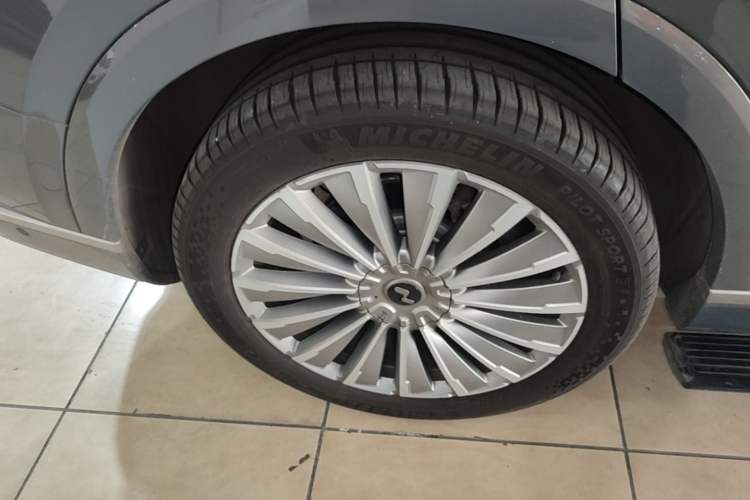 Used ONVO Luxeed L90 2025 Model—Ultra Six-Seater Version Right Rear Wheel Hub