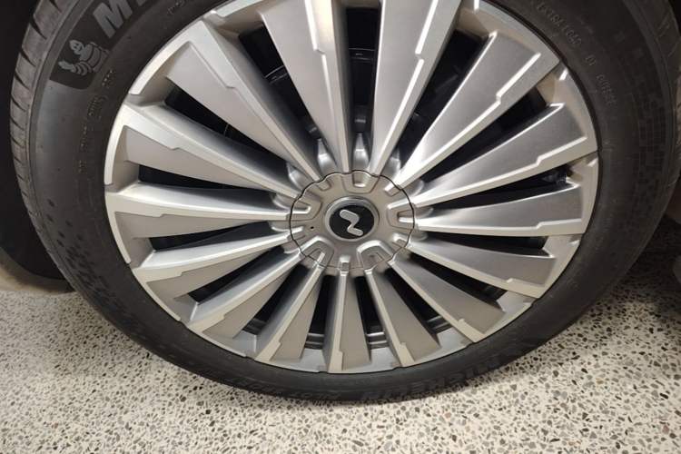 Used ONVO Luxeed L90 2025 Model—Max Six-Seater Version Right Rear Wheel Hub