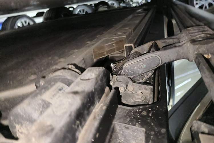 Used ONVO Luxeed L90 2025 Model Max Six-Seater 60-degree Battery Edition Right Side Sill