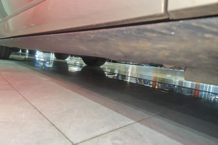 Used ONVO Luxeed L90 2025 Model—Max Six-Seater Version Right Side Sill