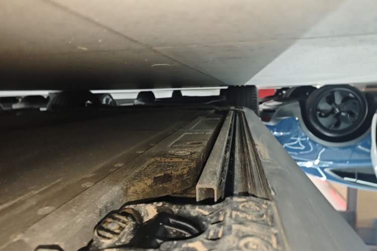 Used ONVO Luxeed L90 2025 Model—Ultra Six-Seater Version Right Side Sill