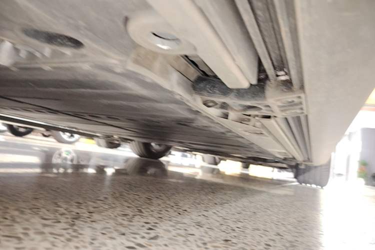 Used ONVO Luxeed L90 2025 Model—Max Six-Seater Version Right Side Sill