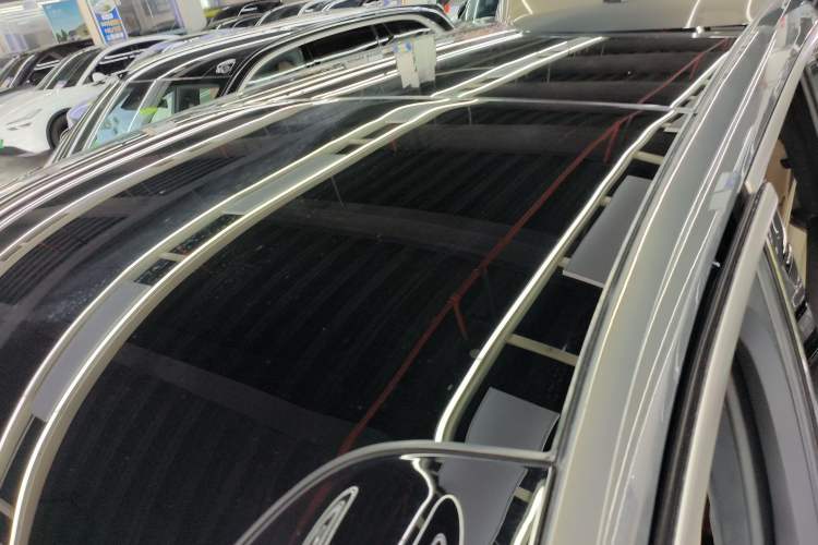 Used ONVO Luxeed L90 2025 Model—Ultra Six-Seater Version Roof