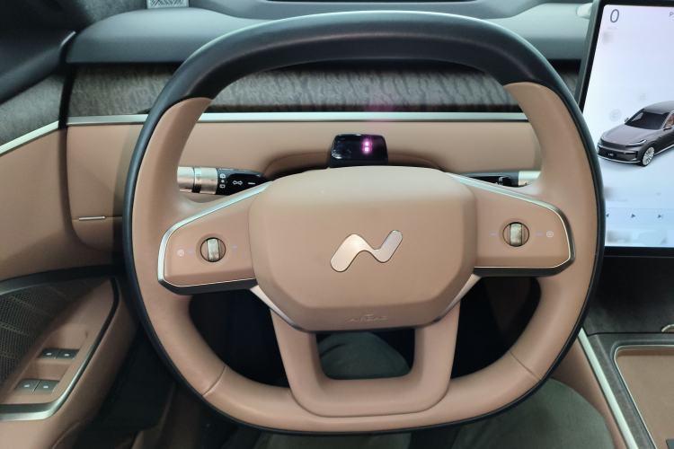Used ONVO Luxeed L90 2025 Model—Max Six-Seater Version Steering Wheel