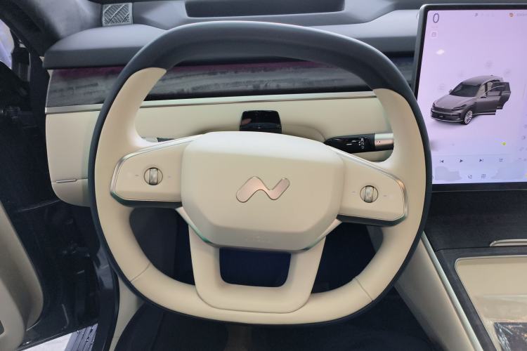 Used ONVO Luxeed L90 2025 Model—Ultra Six-Seater Version Steering Wheel