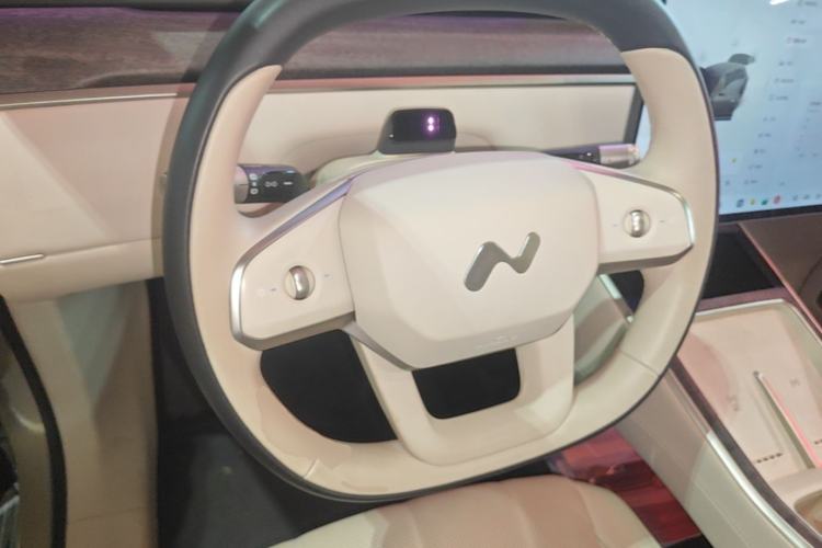 Used ONVO Luxeed L90 2025 Model—Max Six-Seater Version Steering Wheel