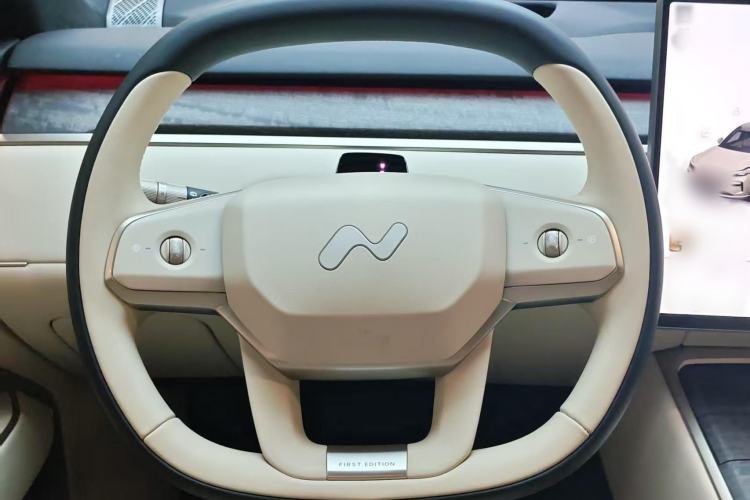Used ONVO Luxeed L90 2025 Model—Max Six-Seater Version Steering Wheel