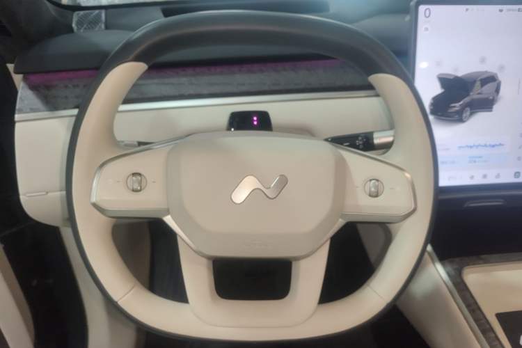 Used ONVO Luxeed L90 2025 Model—Ultra Six-Seater Version Steering Wheel