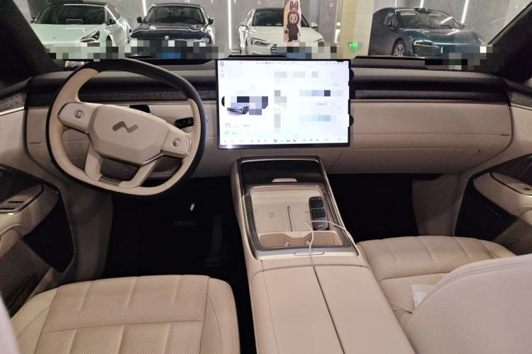Used ONVO Luxeed L90 2025 Model—Max Six-Seater Version Center Console