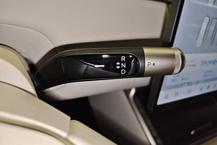 Used ONVO Luxeed L90 2025 Model—Max Six-Seater Version Gear Lever