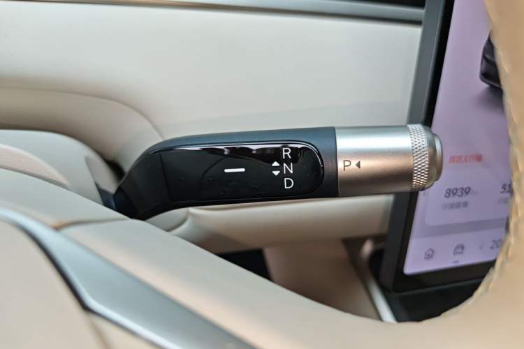 Used ONVO Luxeed L90 2025 Model—Max Six-Seater Version Gear Lever