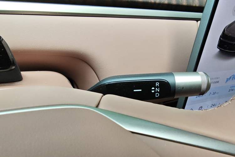 Used ONVO Luxeed L90 2025 Model—Max Six-Seater Version Gear Lever