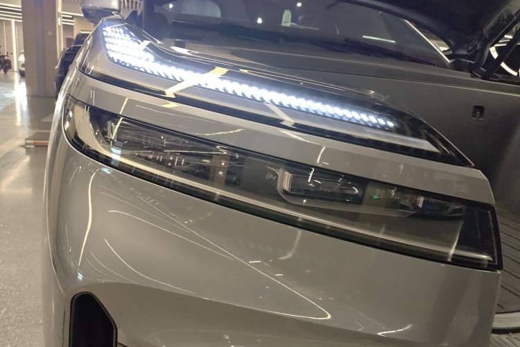 Used ONVO Luxeed L90 2025 Model—Max Six-Seater Version Right Front Headlight