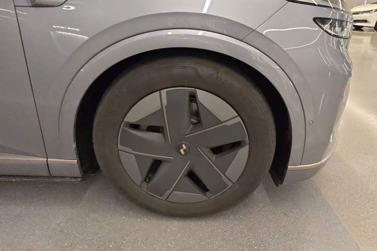 Used ONVO Luxeed L90 2025 Model—Max Six-Seater Version Right Front Wheel Hub