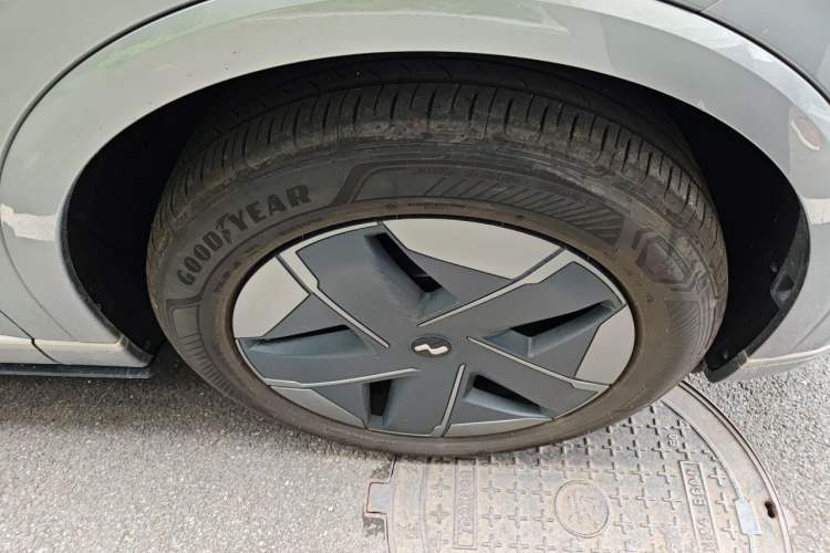 Used ONVO Luxeed L90 2025 Model—Max Six-Seater Version Right Front Wheel Hub