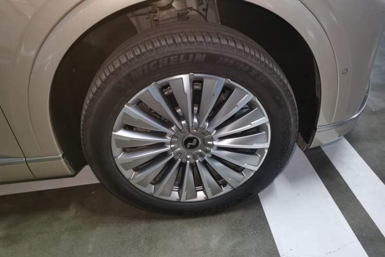 Used ONVO Luxeed L90 2025 Model—Max Six-Seater Version Right Front Wheel Hub