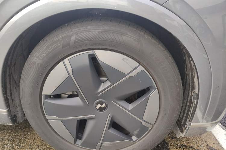 Used ONVO Luxeed L90 2025 Model—Max Six-Seater Version Right Front Wheel Hub