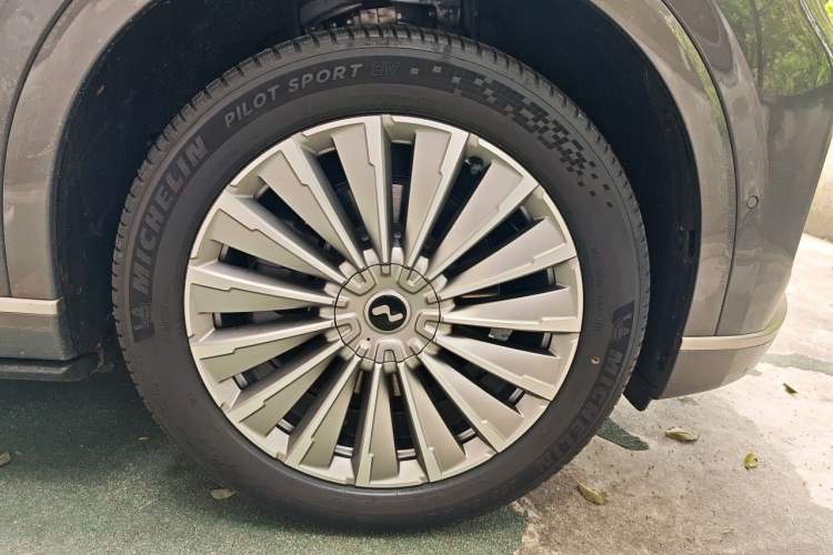 Used ONVO Luxeed L90 2025 Model—Max Six-Seater Version Right Front Wheel Hub