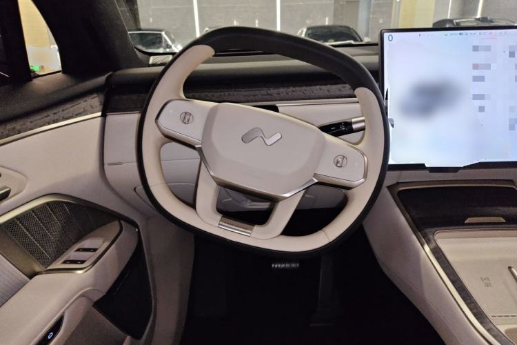 Used ONVO Luxeed L90 2025 Model—Max Six-Seater Version Steering Wheel