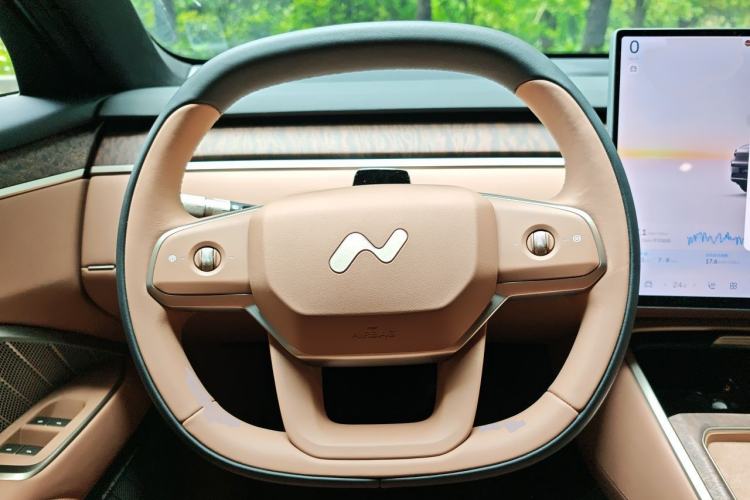 Used ONVO Luxeed L90 2025 Model—Max Six-Seater Version Steering Wheel