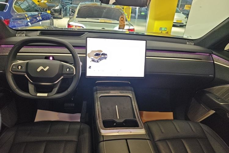Used ONVO Luxeed L90 2025 Model—Max Six-Seater Version Center Console